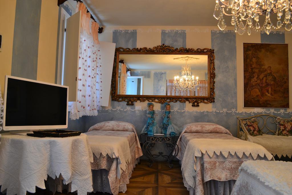 ديسينسانو ديل غاردا La Maison Delle Favole الغرفة الصورة